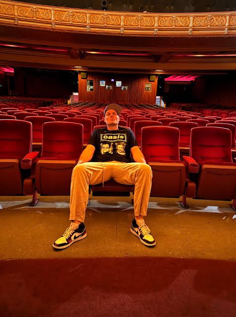 Skweezy Jibbs alone in a grand empty theater, waiting on a full house